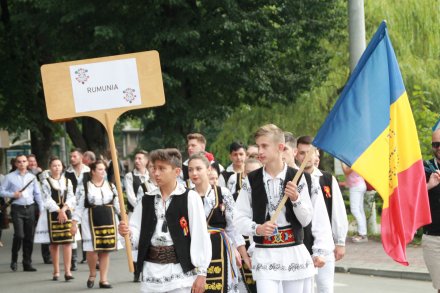 Barwny korowód z okazji TKB przeszedł przez Wisłę